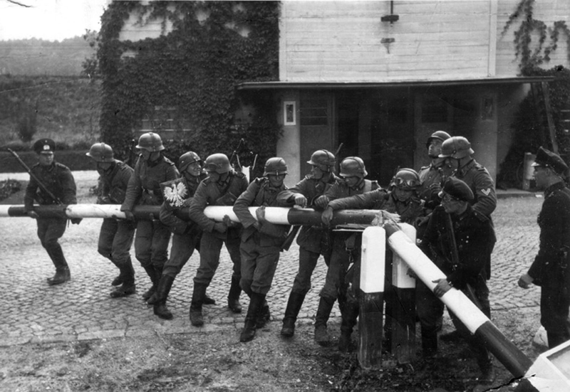 Soldados de la Wehrmacht alemana derribando el cruce fronterizo entre Polonia y la ciudad de Danzig (1939). Wikimedia Commons